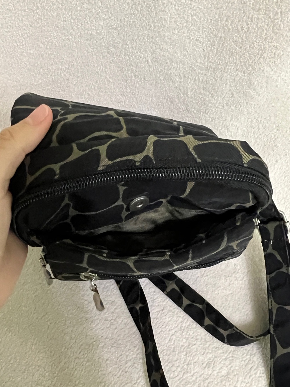 Baggallini Black Giraffe Print Crossbody Bag Small Water Resistant - Picture 8 of 16
